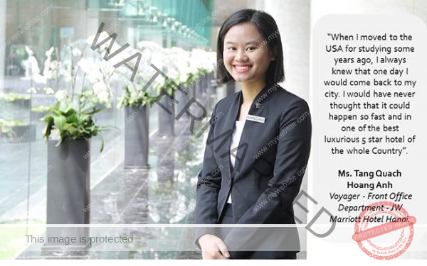 Một quản lý đang mặc đồng phục khách sạn Marriott