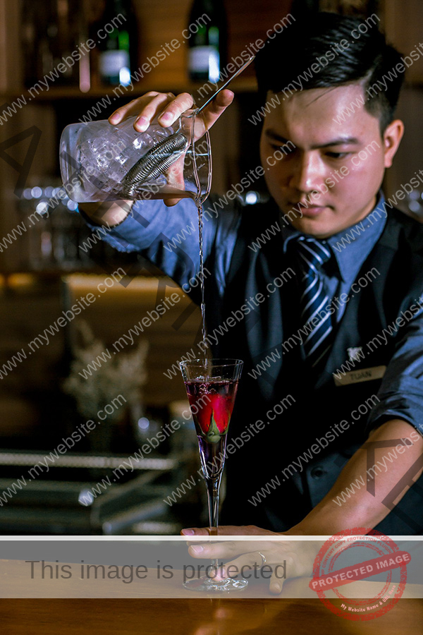 Nhân viên bartender mặc đồng phục pha rượu