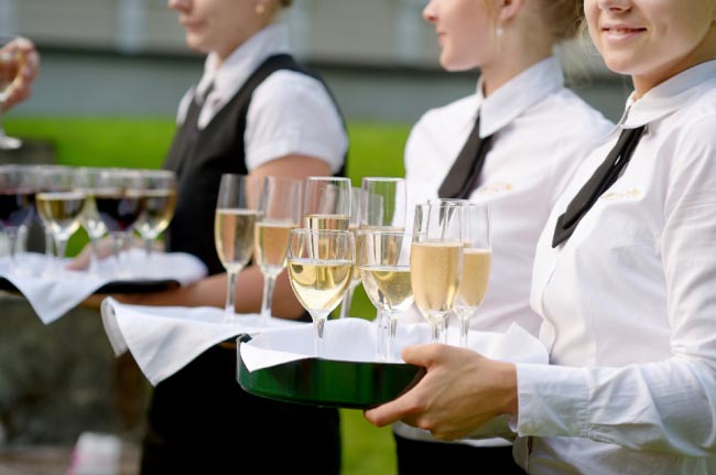 Đồng phục phục vụ nhà hàng tiệc cưới – 4 tiêu chí BẮT BUỘC phải có