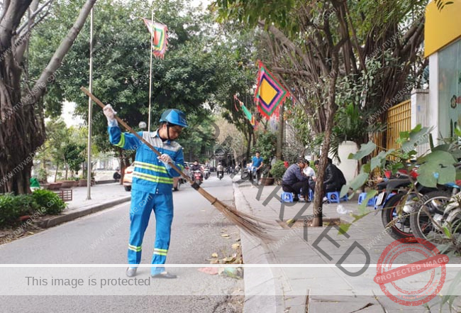 Đồng phục công nhân vệ sinh được thiết kế với màu sắc tươi sáng, phụ kiện đầy đủ