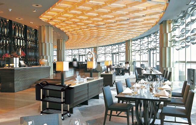 Không gian nhà hàng trong khách sạn được thiết kế trang trọng