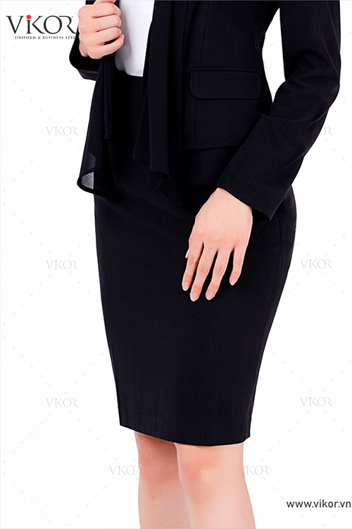 hân váy được thiết kế với màu đen đồng bộ với màu của đồng phục vest