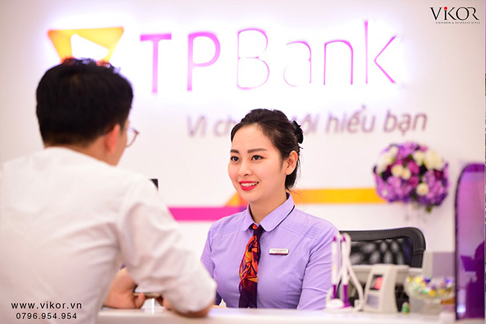 Đồng phục nữ TPBank với áo sơ mi có xếp ly ở phần vai kết hợp cùng nơ phối màu tím