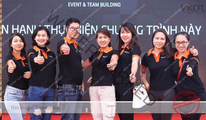 Đồng phục công ty màu đen với tay và cổ áo màu cam Đồng phục công ty màu đen năng động