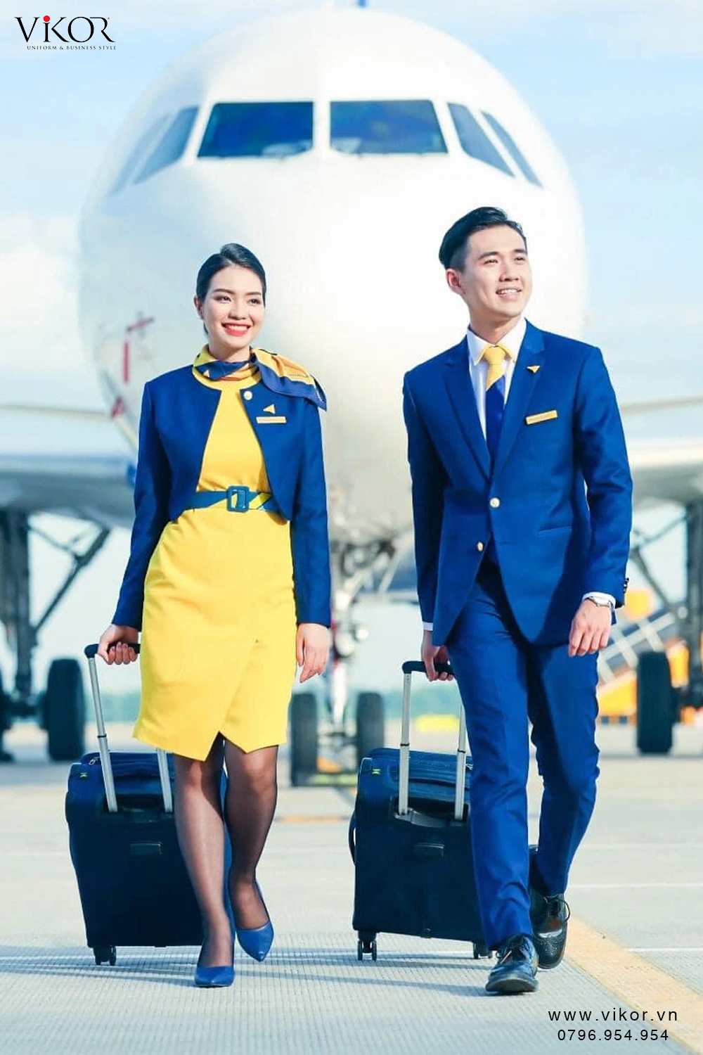 Đồng phục hàng không Vietravel Airlines nổi bật với tone màu vàng - xanh thương hiệu.