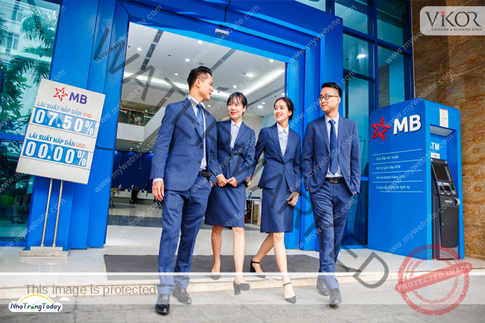 Đồng phục MBBank chưa được nổi bật, kiểu dáng thoải mái nhưng không tôn dáng người mặc Đồng phục MBBank chưa được nổi bật, kiểu dáng thoải mái nhưng không tôn dáng người mặc