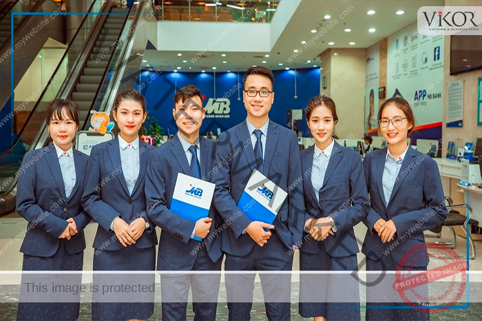 Áo vest nữ được may form khá rộng, khiến áo bị thô và không tôn dáng. Áo vest nữ được may form khá rộng, khiến áo bị thô và không tôn dáng.