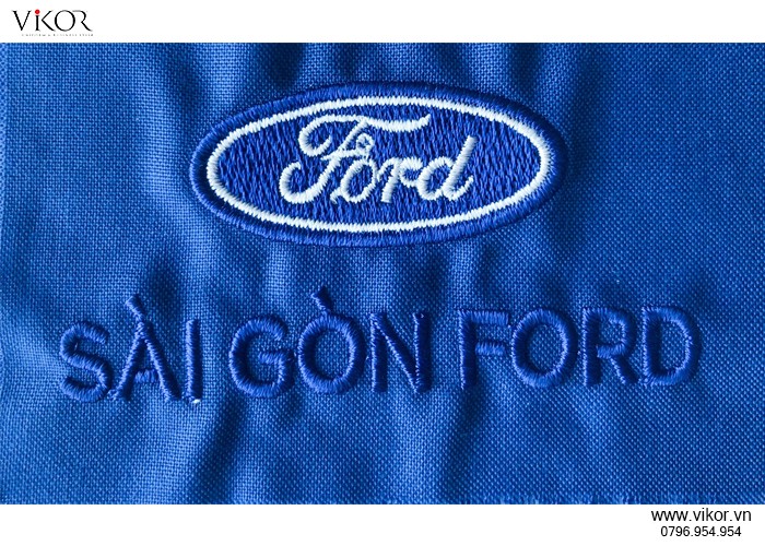 Logo Sài Gòn FORD được thêu in đậm với font chữ thẳng, đứng