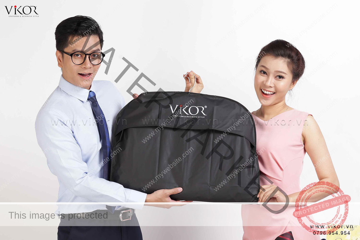 VIKOR luôn trang bị túi đựng vest chuyên dụng cho khách hàng để giữ được form áo vest và không làm áo bị nhăn.