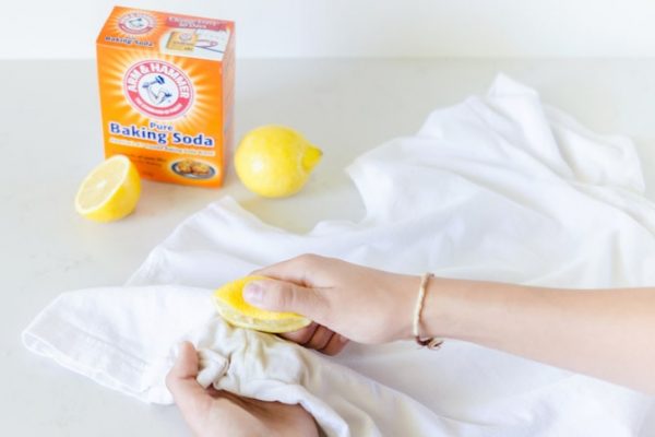 cách chữa áo trắng bị dính màu